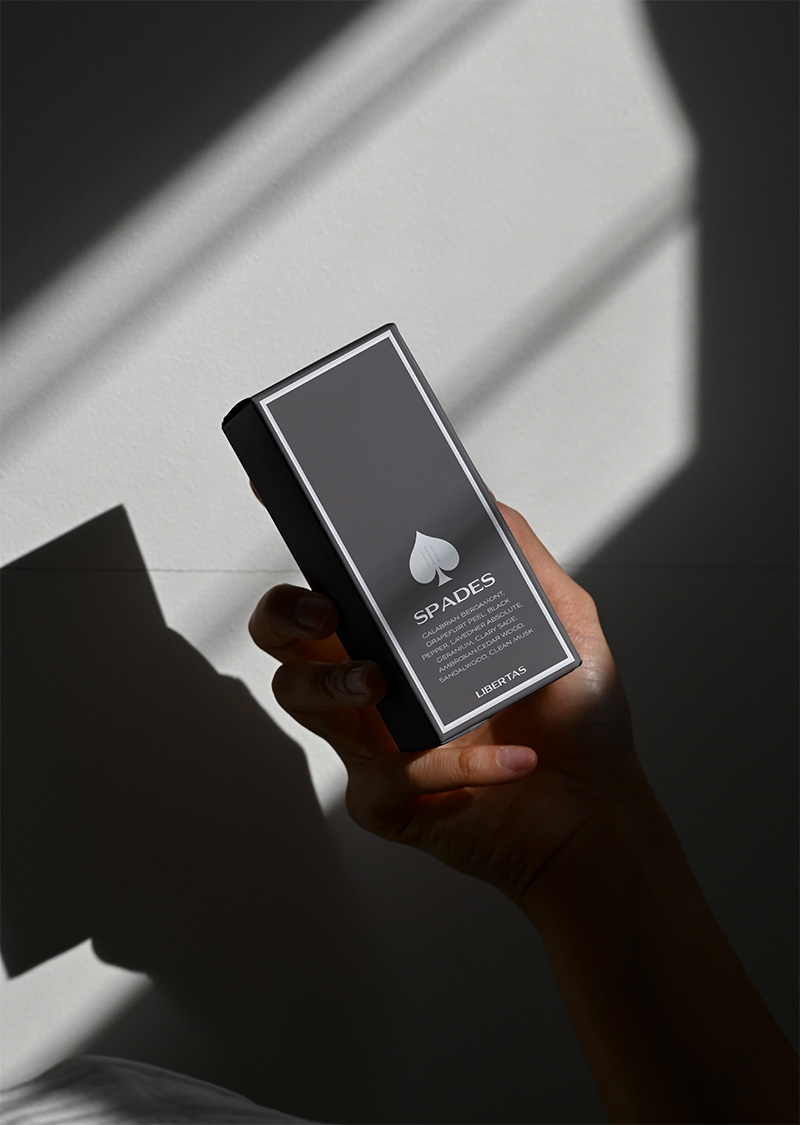 Box_Hand_Back_800